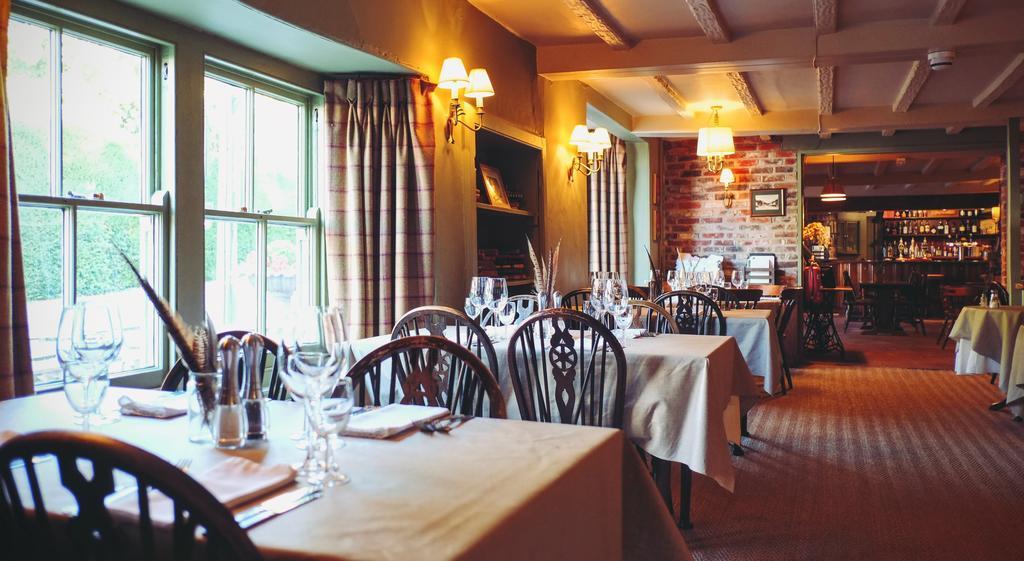 ホテル Hambro Arms Milton Abbas エクステリア 写真