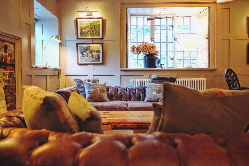 ホテル Hambro Arms Milton Abbas エクステリア 写真